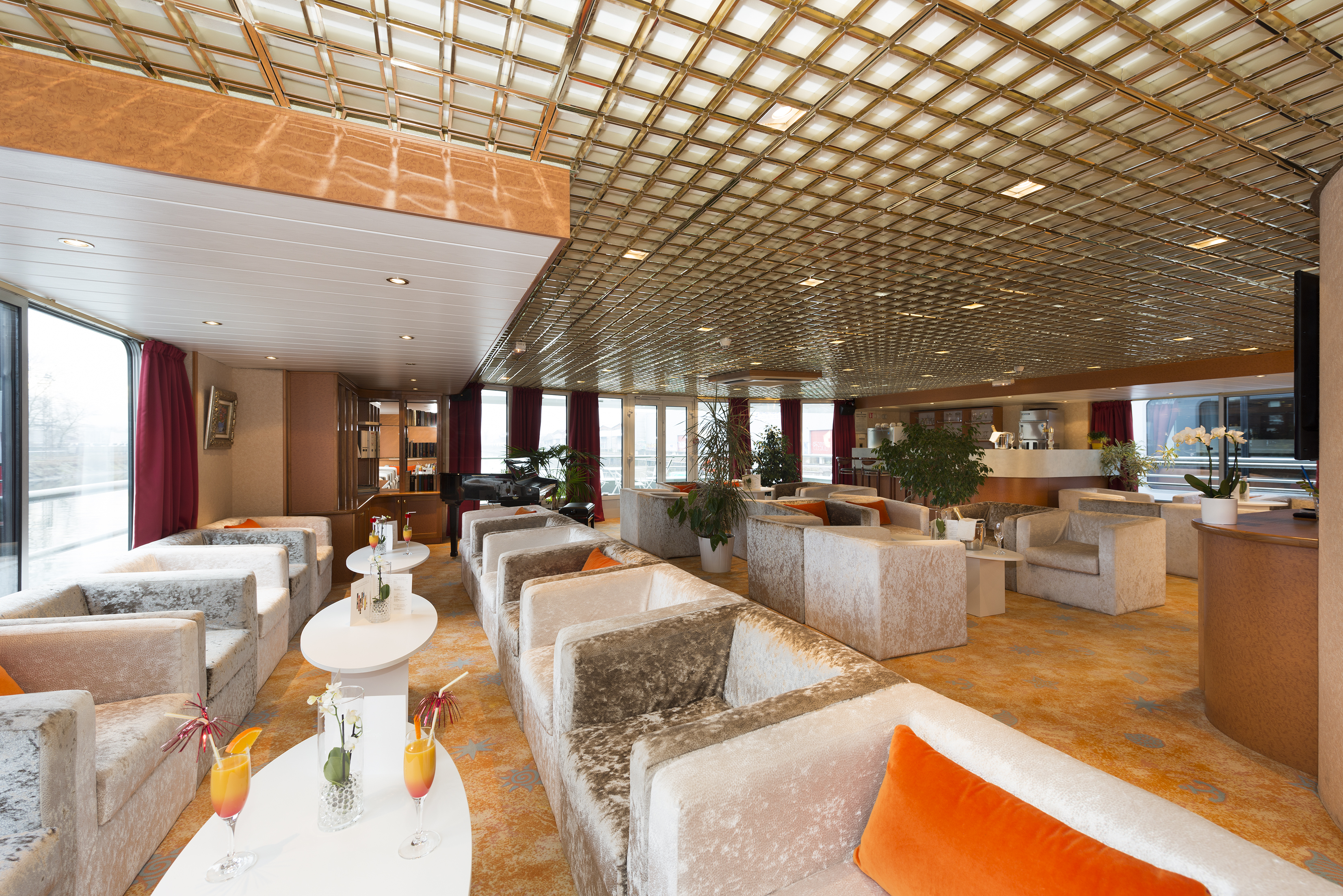 CroisiEurope MS Beethoven Pianorama Bar 2.jpg